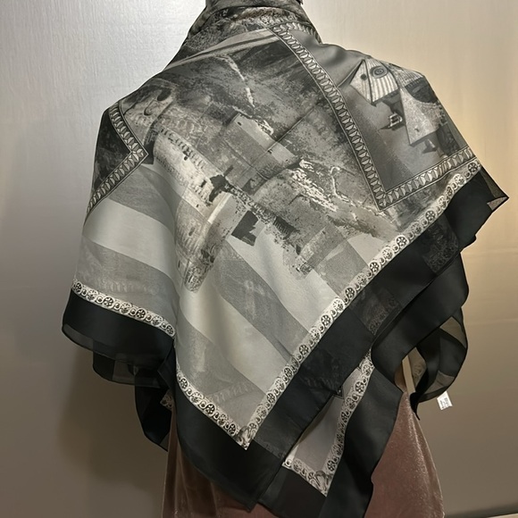 Assisi Italian landmarks of Italy on polyester scarf grey black and white nwot - Picture 14 of 15